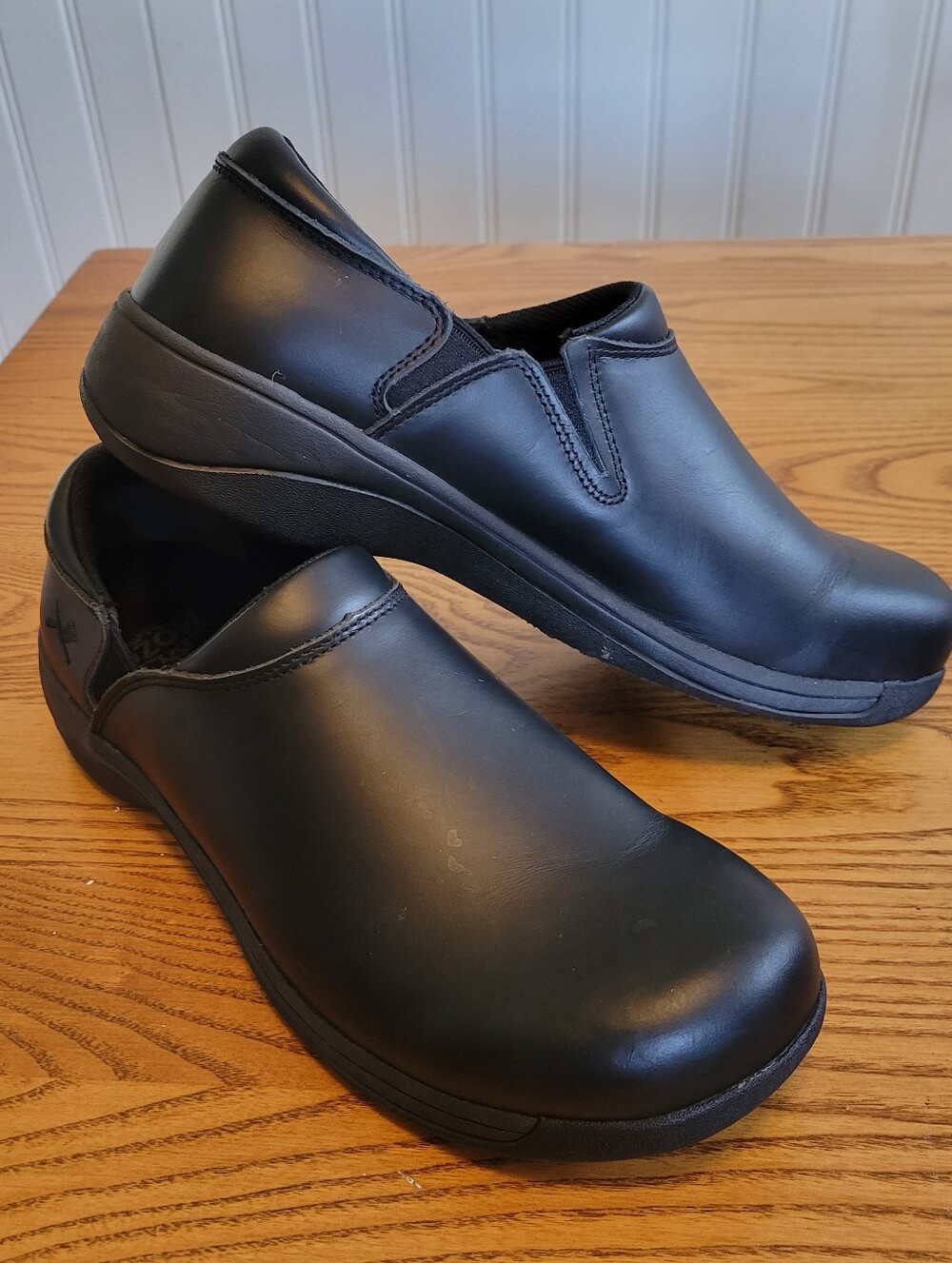 MOZO Black NON-SLIP Work Shoe for Women Size 11      NWOT